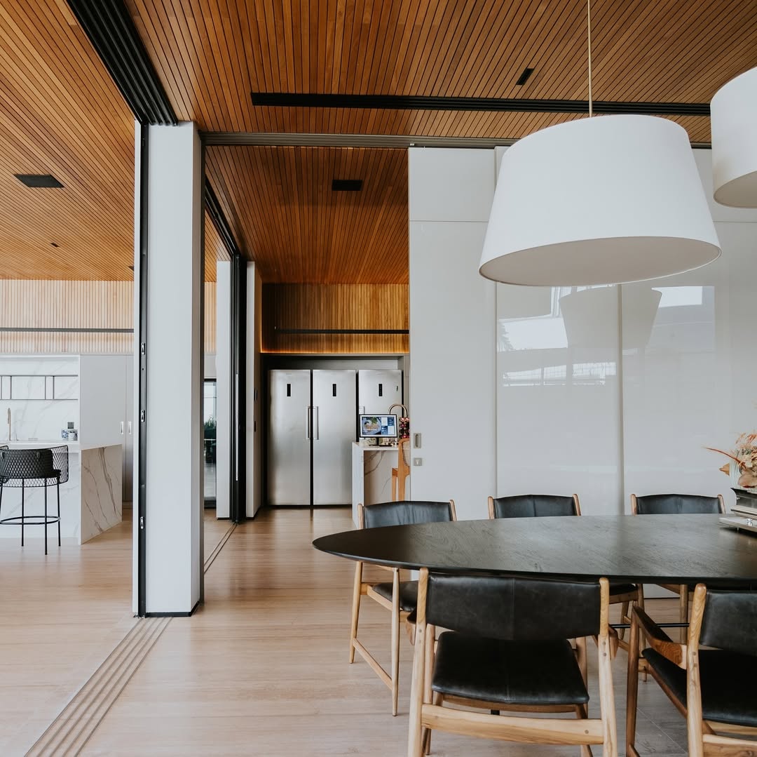 Conectando espaços, redefinindoambientes. As portas deslizantes NOX unemambientes quando abertos (1)